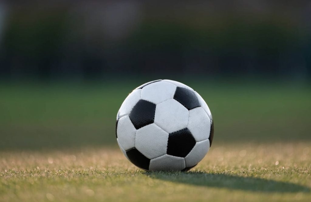 Immagine illustrativa di un pallone da calcio sull’erba — non raffigura il luogo