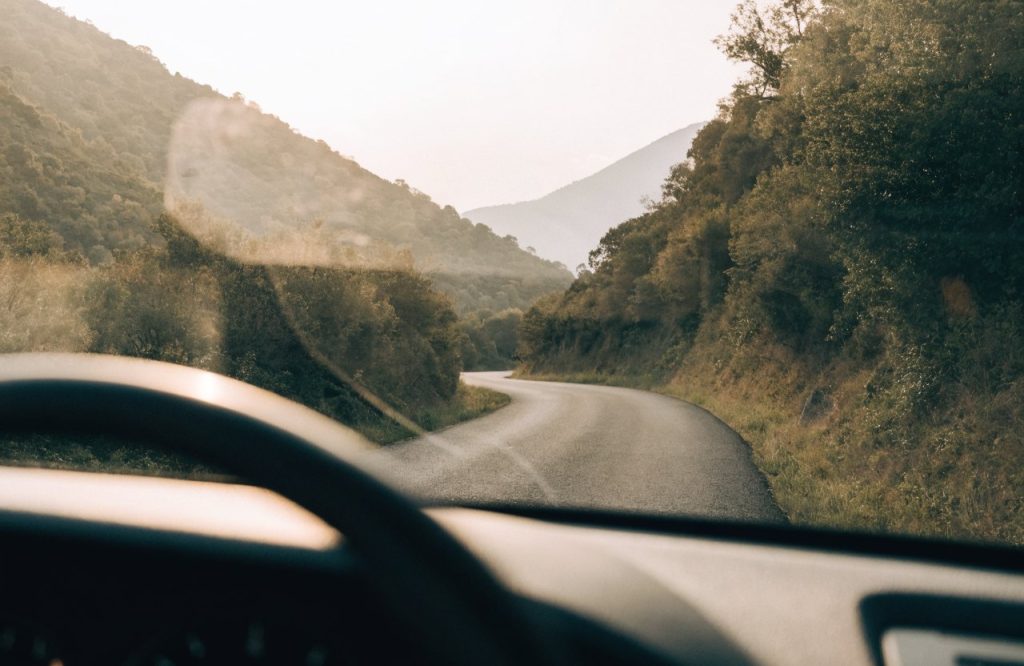Immagine illustrativa di una strada di montagna vista dal parabrezza — non raffigura il luogo